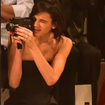 Com lente Canon 8.5 e zoom 25.5mm embutida: quanto custa essa câmera filmadora vintage da Bruna Marquezine? Item tech da atriz rouba a cena em desfile da marca de Sasha Meneghel