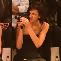 Com lente Canon 8.5 e zoom 25.5mm embutida: quanto custa essa câmera filmadora vintage da Bruna Marquezine? Item tech da atriz rouba a cena em desfile da marca de Sasha Meneghel