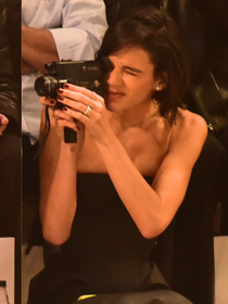 Com lente Canon 8.5 e zoom 25.5mm embutida: quanto custa essa câmera filmadora vintage da Bruna Marquezine? Item tech da atriz rouba a cena em desfile da marca de Sasha Meneghel