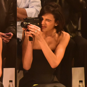 Com lente Canon 8.5 e zoom 25.5mm embutida: quanto custa essa câmera filmadora vintage da Bruna Marquezine? Item tech da atriz rouba a cena em desfile da marca de Sasha Meneghel