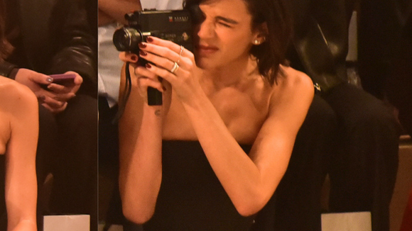 Com lente Canon 8.5 e zoom 25.5mm embutida: quanto custa essa câmera filmadora vintage da Bruna Marquezine? Item tech da atriz rouba a cena em desfile da marca de Sasha Meneghel