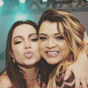 'Que Deus e os orixás recebam...': Anitta lamenta morte de Preta Gil; cantoras dividiam a mesma religião e se reconciliaram após rompimento polêmico