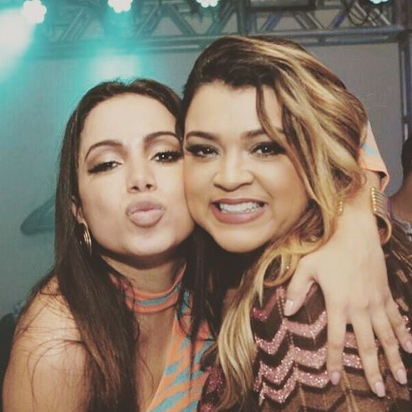 'Que Deus e os orixás recebam...': Anitta lamenta morte de Preta Gil; cantoras dividiam a mesma religião e se reconciliaram após rompimento polêmico