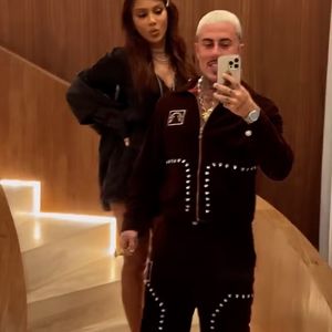 Anitta foi uma das convidadas da festa de 30 anos de Bruna Marquezine, realizada na Baía de Guanabara, na madrugada deste sábado (16). Porém, não foi apenas sua presença que chamou atenção, mas sim a aparência da cantora, que voltou a exibir o seu “novo rosto”.