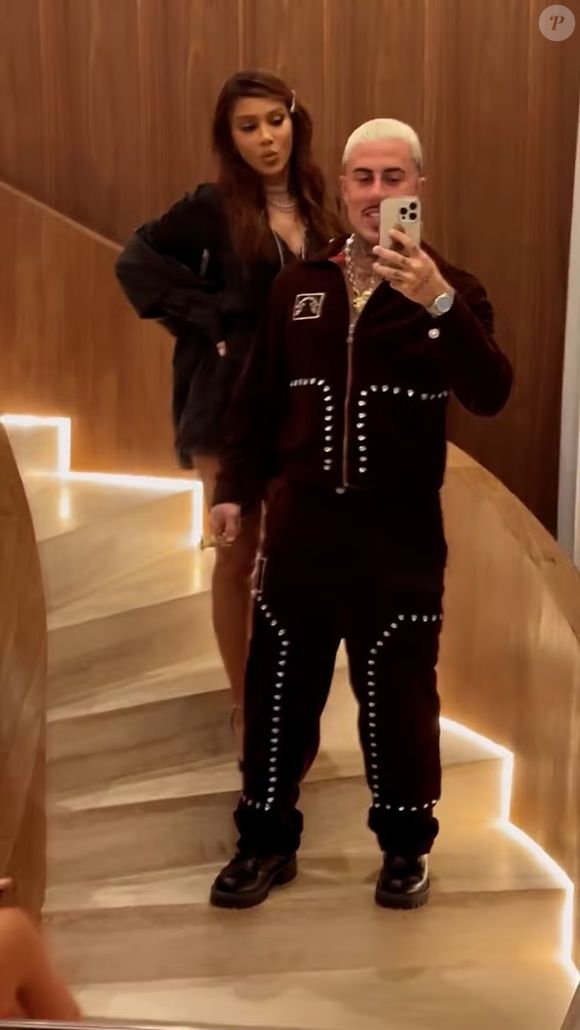 Anitta foi uma das convidadas da festa de 30 anos de Bruna Marquezine, realizada na Baía de Guanabara, na madrugada deste sábado (16). Porém, não foi apenas sua presença que chamou atenção, mas sim a aparência da cantora, que voltou a exibir o seu “novo rosto”.