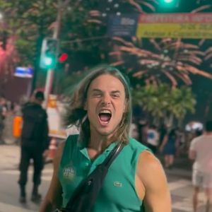 Na metade de 2025, Daniel Erthal precisou parar com as atIvidades do bar que havia aberto em Botafogo. Na época, ele foi acusado por causa das cadeiras que usava na porta do comércio.