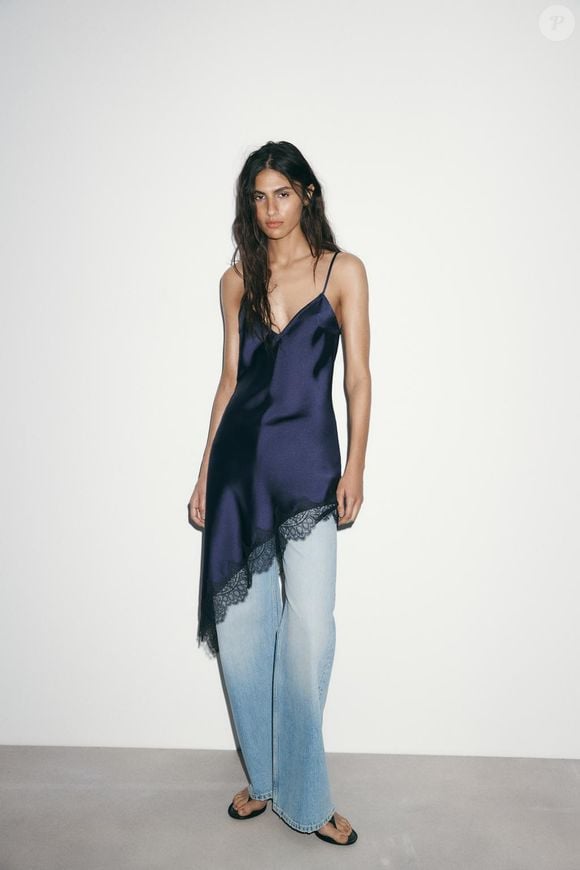 Vestido Acetinado Assimétrico de Renda (Zara) | R$ 379 - quando o assunto é minimalismo, não dá para ignorar os vestidos acetinados com aquela vibe de camisola sexy, item obrigatório no armário cápsula de quem ama elegância sem esforço