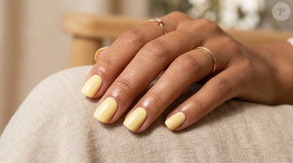 Suave e sofisticado, o amarelo-manteiga é uma alternativa para renovar a manicure na primavera. O tom pastel combina com dias ensolarados e cria um visual delicado sem perder personalidade