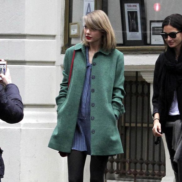 Taylor Swift adora combinar cores sóbrias em looks invernais