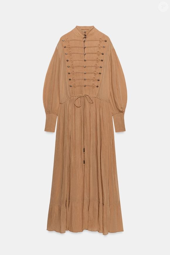 Para entrar na tendência do estilo japonês e do layering, o vestido de viscose de R$ 739 combina gola alta, mangas amplas, cintura ajustável, barra evasê e fechamento frontal com alamares