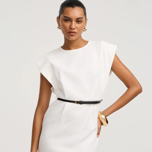 Elegância sem esforço: o vestido curto de alfaiataria branco da Renner, por R$ 85,90, traduz o estilo clássico e refinado de Carminha com um toque moderno