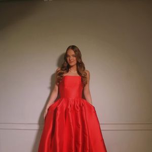 Vestido de Rafaella Justus tem corpo estruturado e saia ampla de gala, marcada por fenda frontal e uma leve cauda