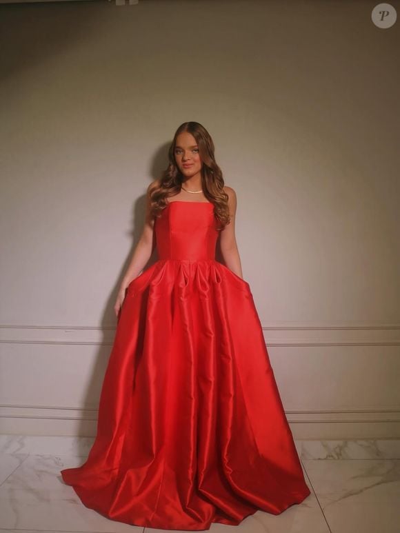 Vestido de Rafaella Justus tem corpo estruturado e saia ampla de gala, marcada por fenda frontal e uma leve cauda