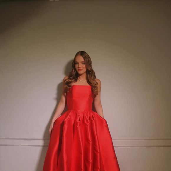 Vestido de Rafaella Justus tem corpo estruturado e saia ampla de gala, marcada por fenda frontal e uma leve cauda