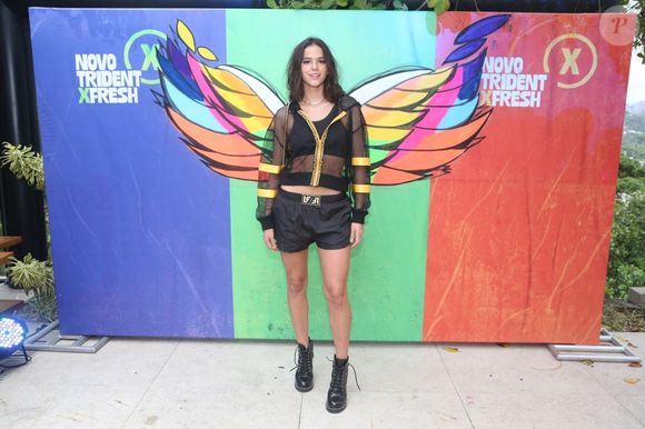 Bruna Marquezine usa o coturno preto de cadarço para montar looks práticos e descolados