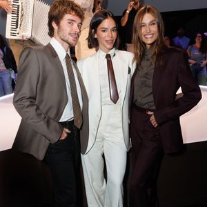 Bruna Marquezine posa ao lado de Sasha Meneghel e João Lucas durante desfile da Havaianas com Pedro Andrade no MASP