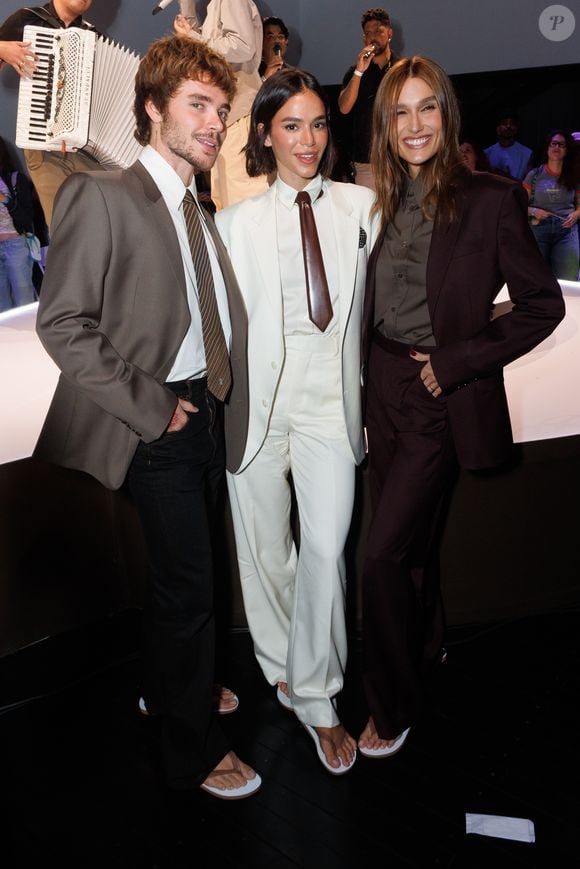 Bruna Marquezine posa ao lado de Sasha Meneghel e João Lucas durante desfile da Havaianas com Pedro Andrade no MASP