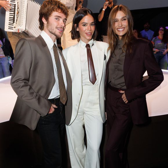 Bruna Marquezine posa ao lado de Sasha Meneghel e João Lucas durante desfile da Havaianas com Pedro Andrade no MASP