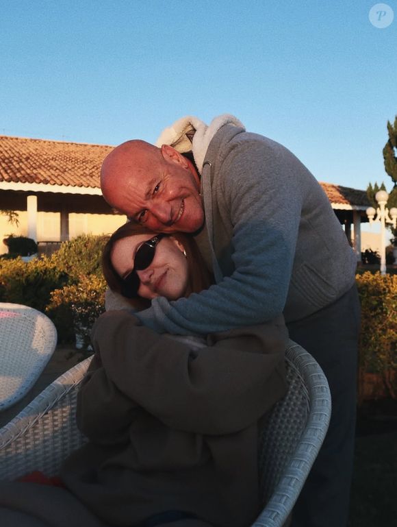 Neta de Carlos Alberto de Nóbrega, Bruna Furlan é filha de Vinícius de Nóbrega, um dos seis herdeiros do humorista