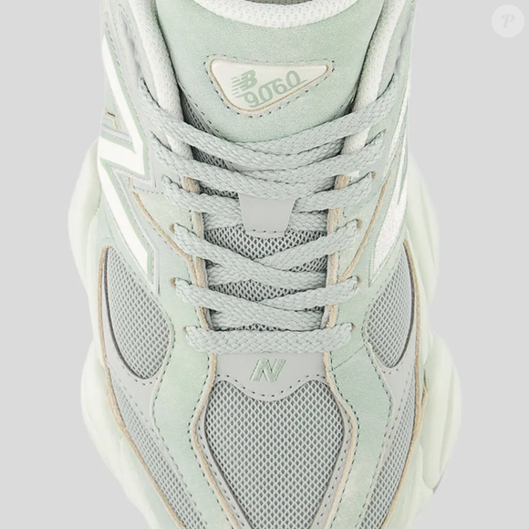 Para destacar ainda mais o visual dos New Balance 9060, a aposta é combiná-los com peças em tons vibrantes como laranja, amarelo e vermelho