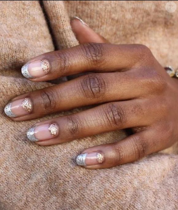 No Carnaval 2026, a folia começa nas unhas com brilho dourado e prateado juntos