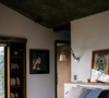 O imóvel possui três quartos, cozinha integrada à sala, rooftop e piscina natural.