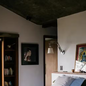 O imóvel possui três quartos, cozinha integrada à sala, rooftop e piscina natural.