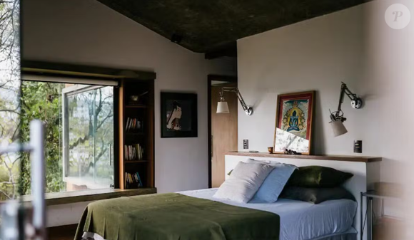 O imóvel possui três quartos, cozinha integrada à sala, rooftop e piscina natural.