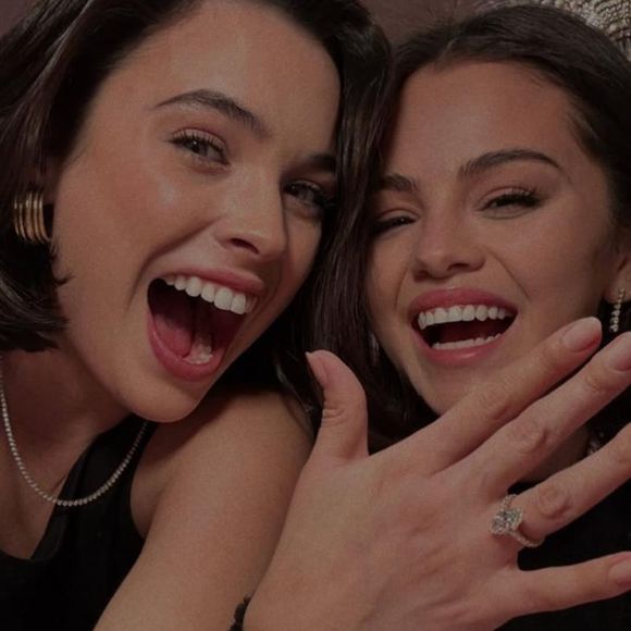 O anel valioso de Selena Gomez pode chegar de R$ 1 milhão até R$ 6 milhões, de acordo com a cotação atual.