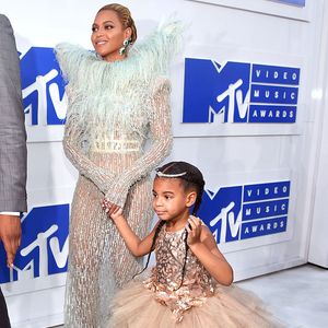 Blue Ivy usou no MTV Video Music Awards 2016 um vestido Mischka Aoki avaliado em mais de 10 mil dólares