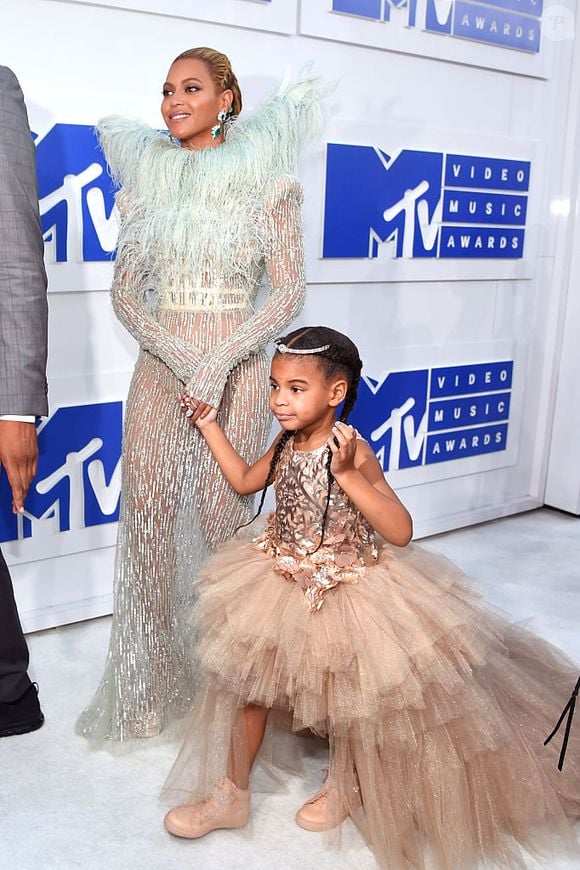Blue Ivy usou no MTV Video Music Awards 2016 um vestido Mischka Aoki avaliado em mais de 10 mil dólares