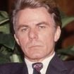 'A banana me persegue até hoje!': em 1989, um famoso político corrupto fugiu de avião do Brasil ofendendo o país em cena de novela da Globo; quase 40 anos depois, ator Reginaldo Faria, de 89 anos, ainda é lembrado pela sequência