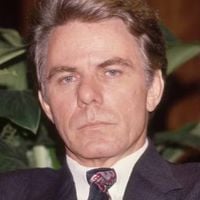 'A banana me persegue até hoje!': em 1989, um famoso político corrupto fugiu de avião do Brasil ofendendo o país em cena de novela da Globo; quase 40 anos depois, ator Reginaldo Faria, de 89 anos, ainda é lembrado pela sequência