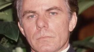 'A banana me persegue até hoje!': em 1989, um famoso político corrupto fugiu de avião do Brasil ofendendo o país em cena de novela da Globo; quase 40 anos depois, ator Reginaldo Faria, de 89 anos, ainda é lembrado pela sequência