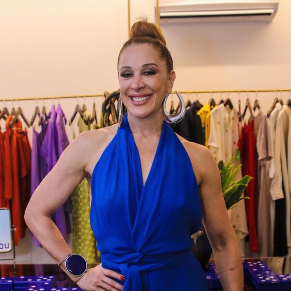 Claudia Raia, aos 59 anos, alerta sobre a perda de massa muscular após os 40 e incentiva seguidores a incluírem musculação na rotina