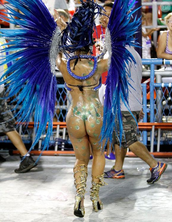 Ellen Santana, musa da Caprichosos de Pilares, quase fica sem tapa-sexo no desfile em 2016
