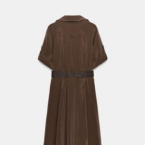 Por R$ 399, o vestido camisa marrom da Zara é uma opção versátil para quem quer definir a cintura sem abrir mão de uma modelagem confortável