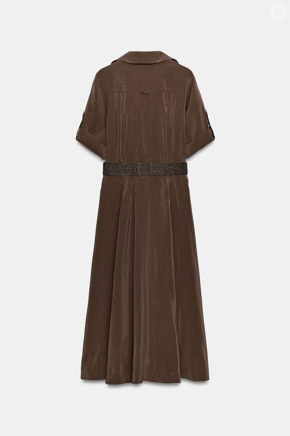 Por R$ 399, o vestido camisa marrom da Zara é uma opção versátil para quem quer definir a cintura sem abrir mão de uma modelagem confortável