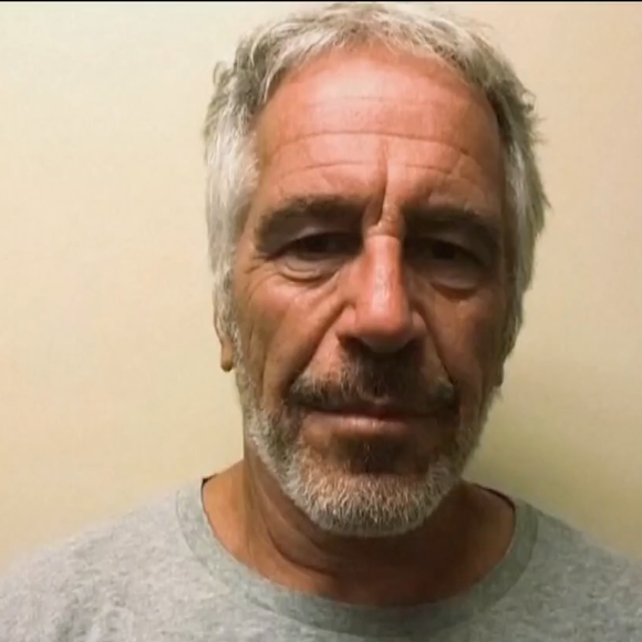 Andrew foi exposto em investigações sobre o caso Jeffrey Epstein, morto em 2019 na prisão após ser detido por crimes sexuais