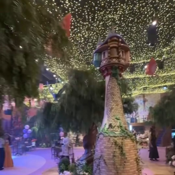 O universo de Rapunzel tomou conta da festa de aniversário de Maria Flor. Para celebrar os 4 anos da filha de Virginia Fonseca e Zé Felipe, a decoração apostou em tons de rosa, lilás, dourado e creme, com estruturas monumentais e referências ao filme 'Enrolados'