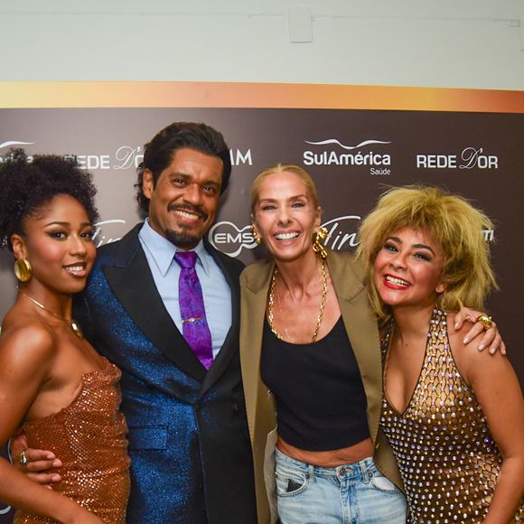 Adriane Galisteu cumprimentou o elenco de ‘Tina - Tina Turner, O Musical’ após a peça