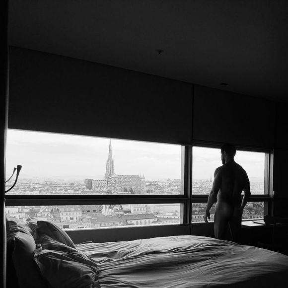 "O dedo chegou a tremer no zoom" e "Do nada pai o glúteo pra jogo kkkkkk" foram algumas reações