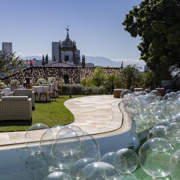 Para o casamento de Fátima (Bella Campos) e Afonso (Humberto Carrão) em 'Vale Tudo', até a piscina foi decorada.