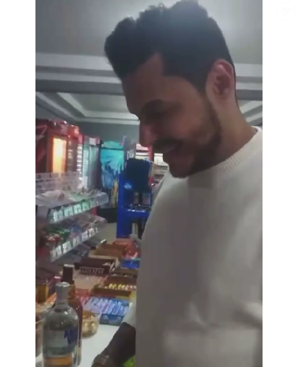 Imagens mostram Hungria em distribuidora de bebidas horas antes de ser internado em UTI