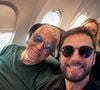 Miguel Falabella publicou uma foto com Alexandre Altoe em seu feed do Instagram com os dois sorridentes em um avião