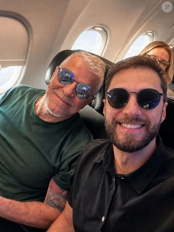 Miguel Falabella publicou uma foto com Alexandre Altoe em seu feed do Instagram com os dois sorridentes em um avião