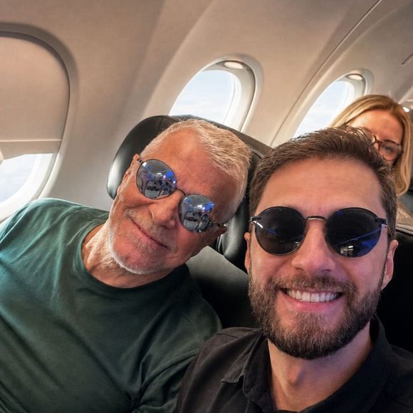Miguel Falabella publicou uma foto com Alexandre Altoe em seu feed do Instagram com os dois sorridentes em um avião
