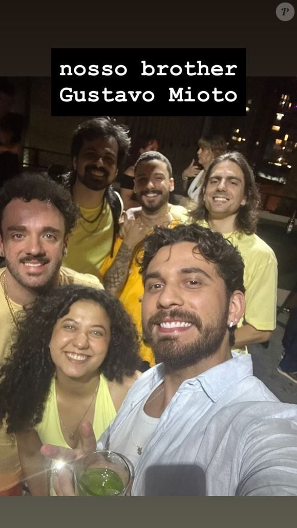 Gustavo Mioto se apresentou na noite de samba conduzida pelo grupo Versão - na foto com o sertanejo