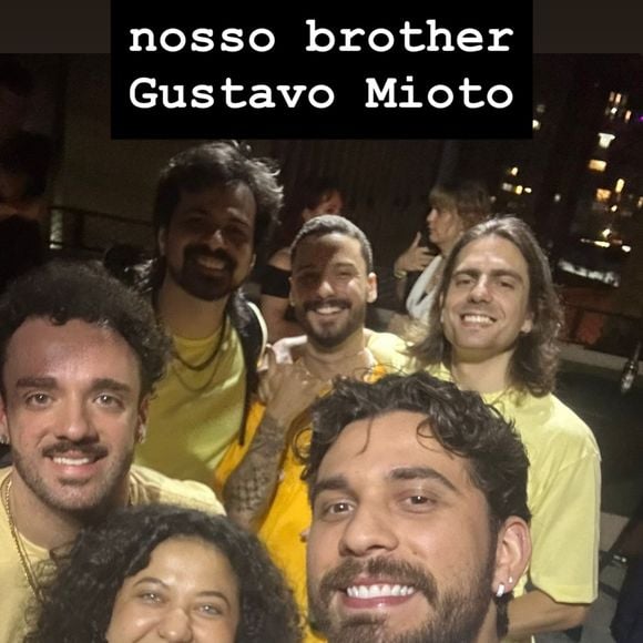 Gustavo Mioto se apresentou na noite de samba conduzida pelo grupo Versão - na foto com o sertanejo