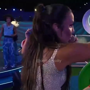 Ivete Sangalo colocou a mão em cima da cabeça de Ana Paula Renault, o que fez muita gente interpretar como uma mensagem religiosa